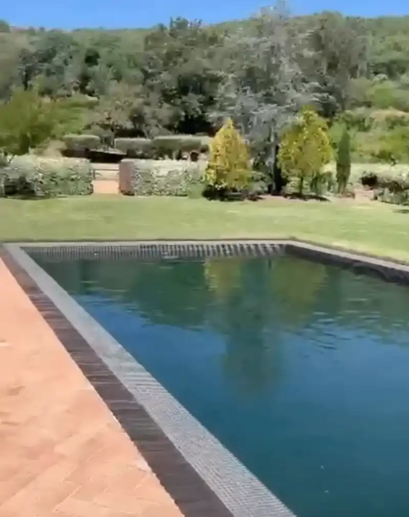La impresionante piscina de la finca extremeña de Alejandro Sanz