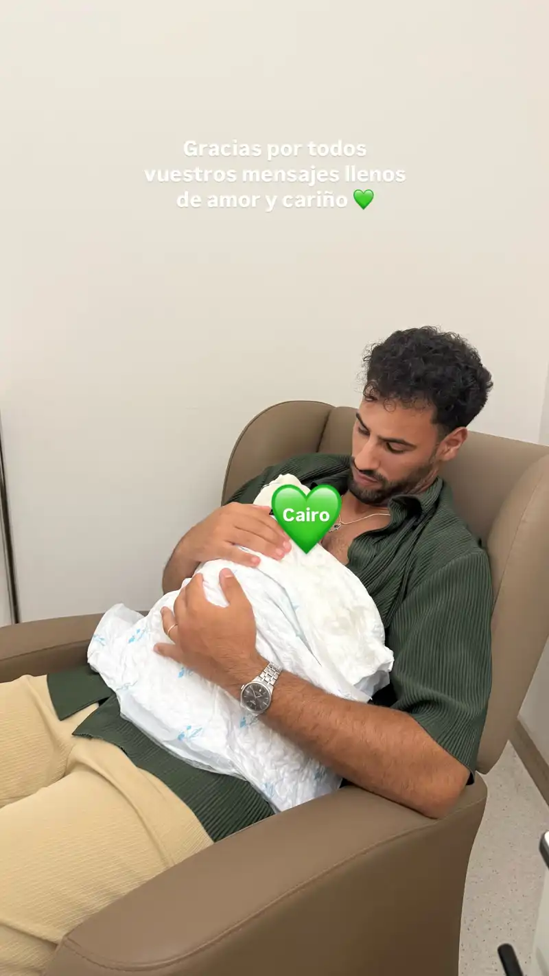 Asraf Beno comparte su primera foto junto a su bebé. 