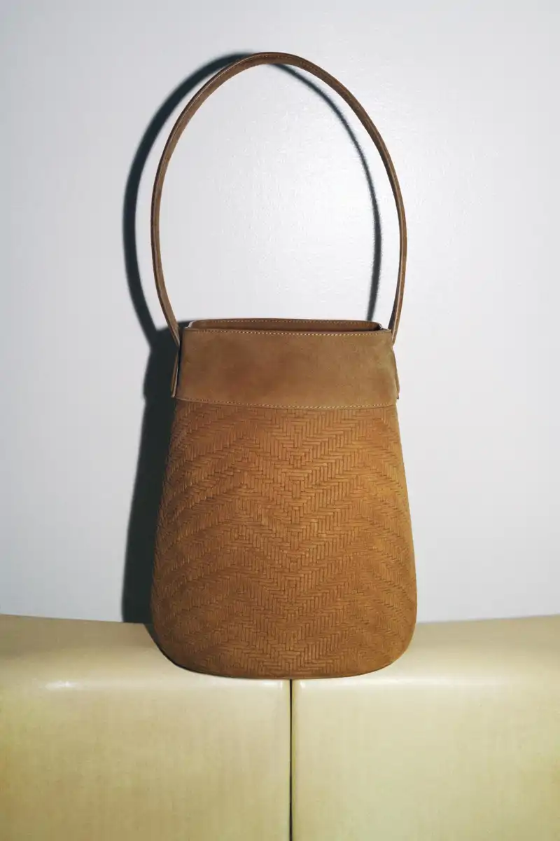 Braided eather maxi bucket bag de Zara 129 euros 