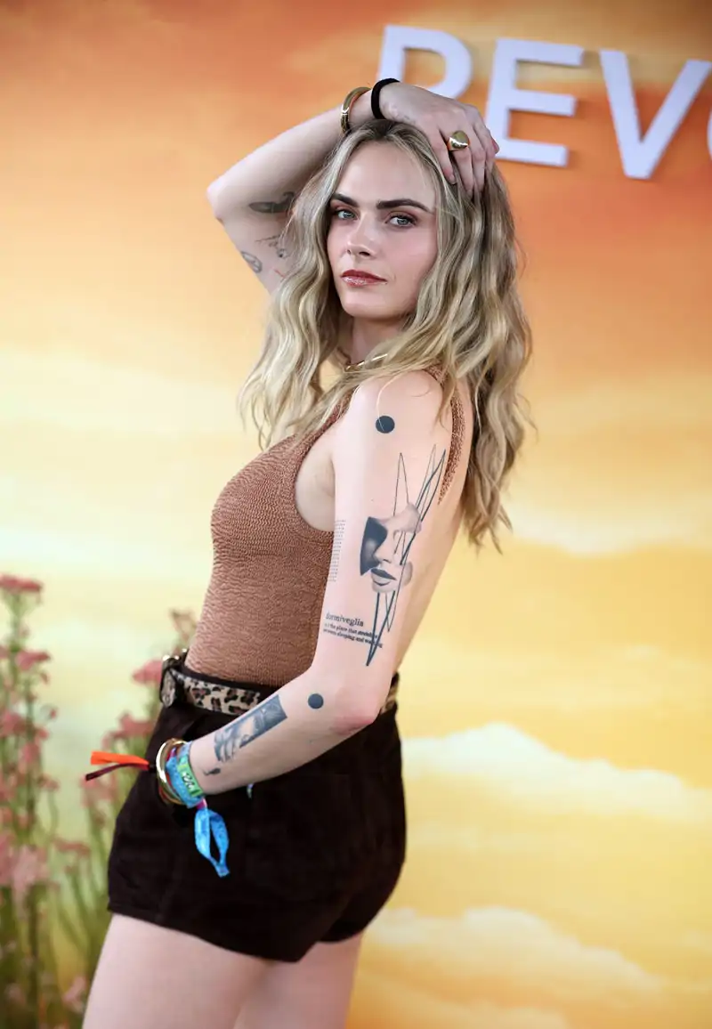 Cara delevingne posando