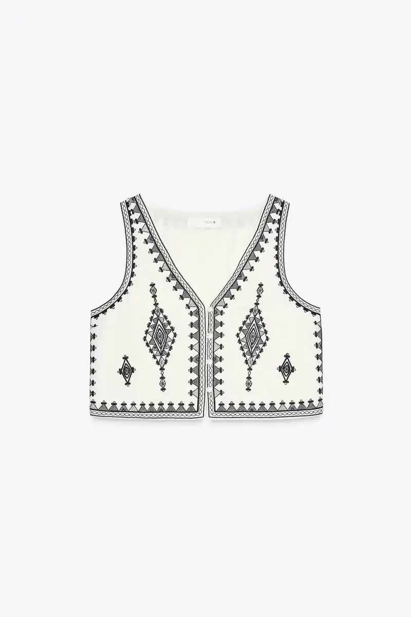 Chaleco bordados contraste de Zara 29,95 euros 