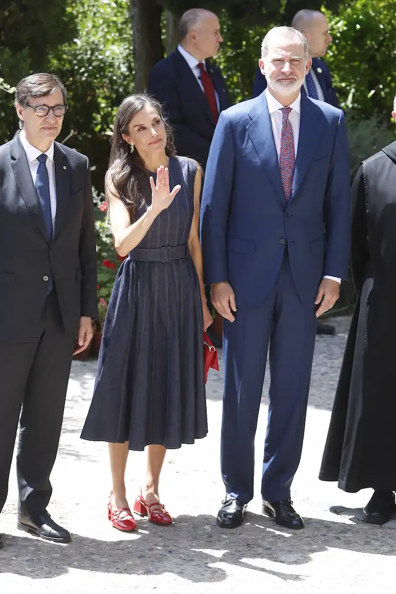 El bolso de mano rojo de la Reina Letizia en Montserrat 
