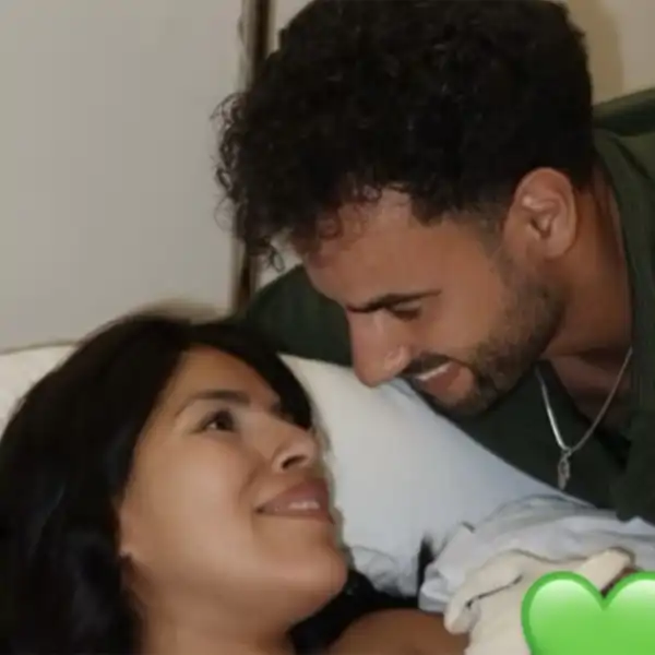 Isa Pantoja y Asraf Beno en el hospital