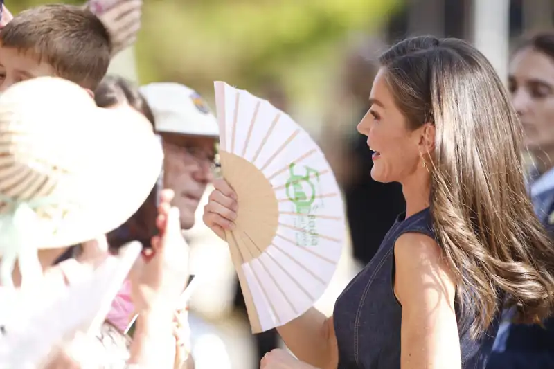 La Reina Letizia, abanicándose en su visita a Barcelona. 