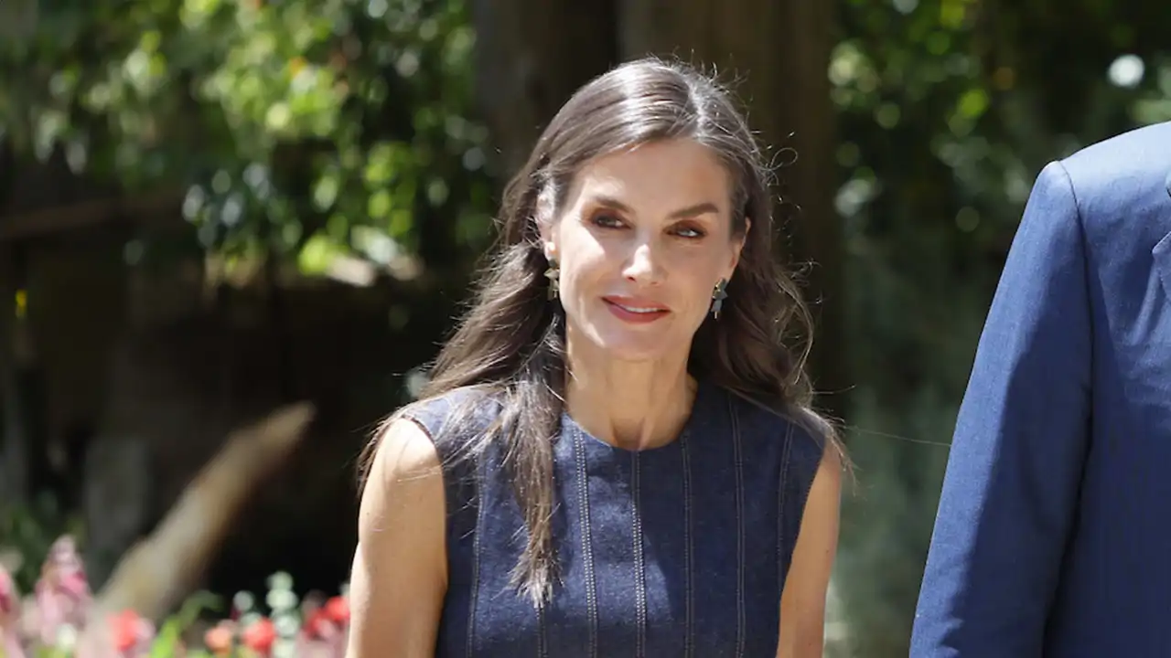 La Reina Letizia, elegantisima, arrasa en Montserrat con el vestido de denim que estiliza la silueta y estrena sandalias y pendientes 
