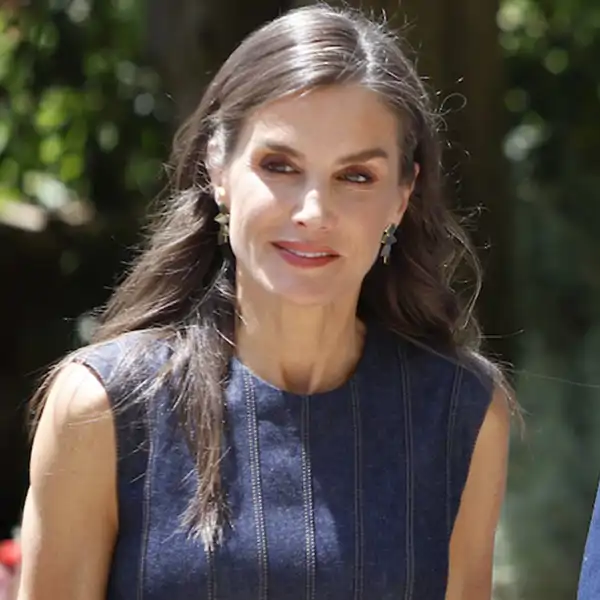 La Reina Letizia, elegantisima, arrasa en Montserrat con el vestido de denim que estiliza la silueta y estrena sandalias y pendientes 