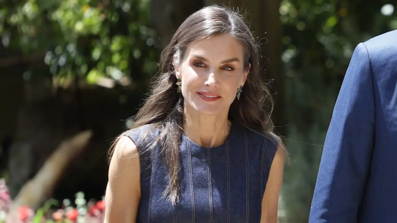 La Reina Letizia, elegantisima, arrasa en Montserrat con el vestido de denim que estiliza la silueta y dicta sentencia con sus sandalias favoritas de la temporada
