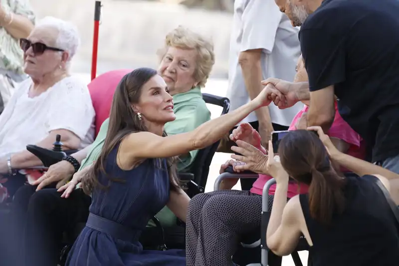 La Reina Letizia, junto a un grupo de mujeres mayores. 