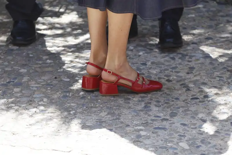 Las sandalias 'Babies' de Sézane de la Reina Letizia en Montserrat 