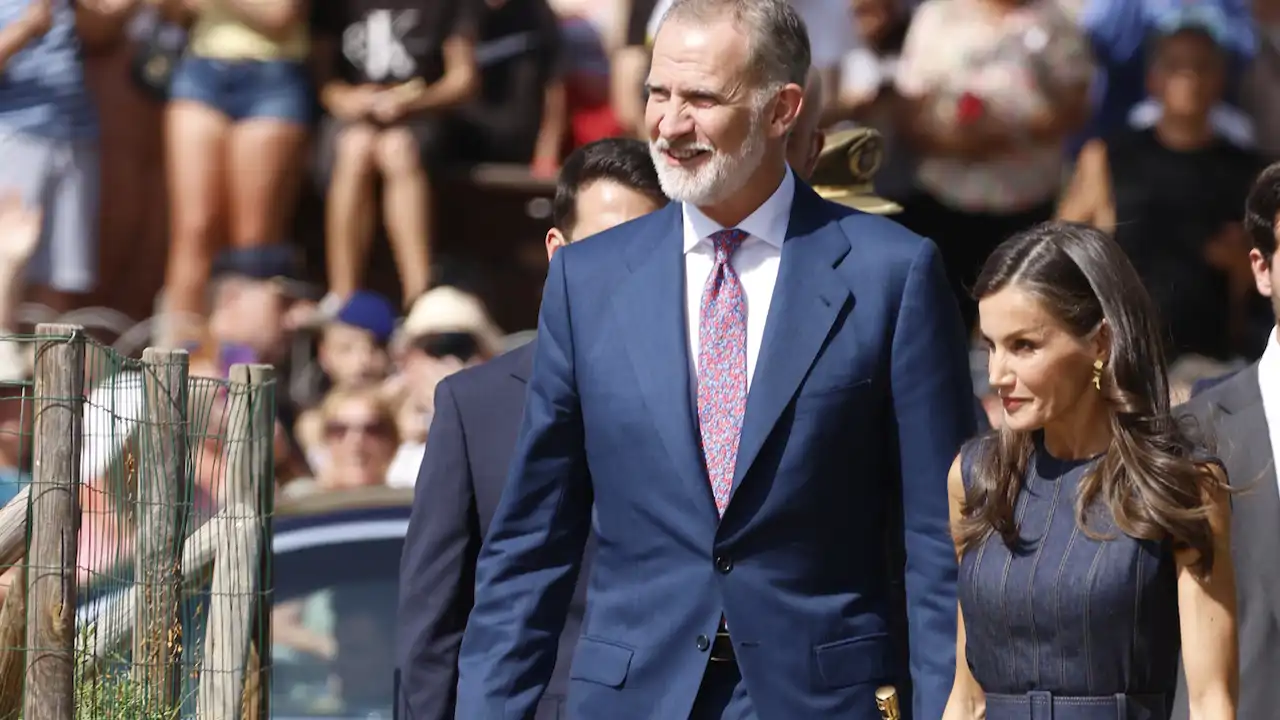 Las anécdotas de los Reyes en Barcelona: de su momento religioso ante la Virgen de Montserrat al baño de masas que emociona a Felipe y Letizia