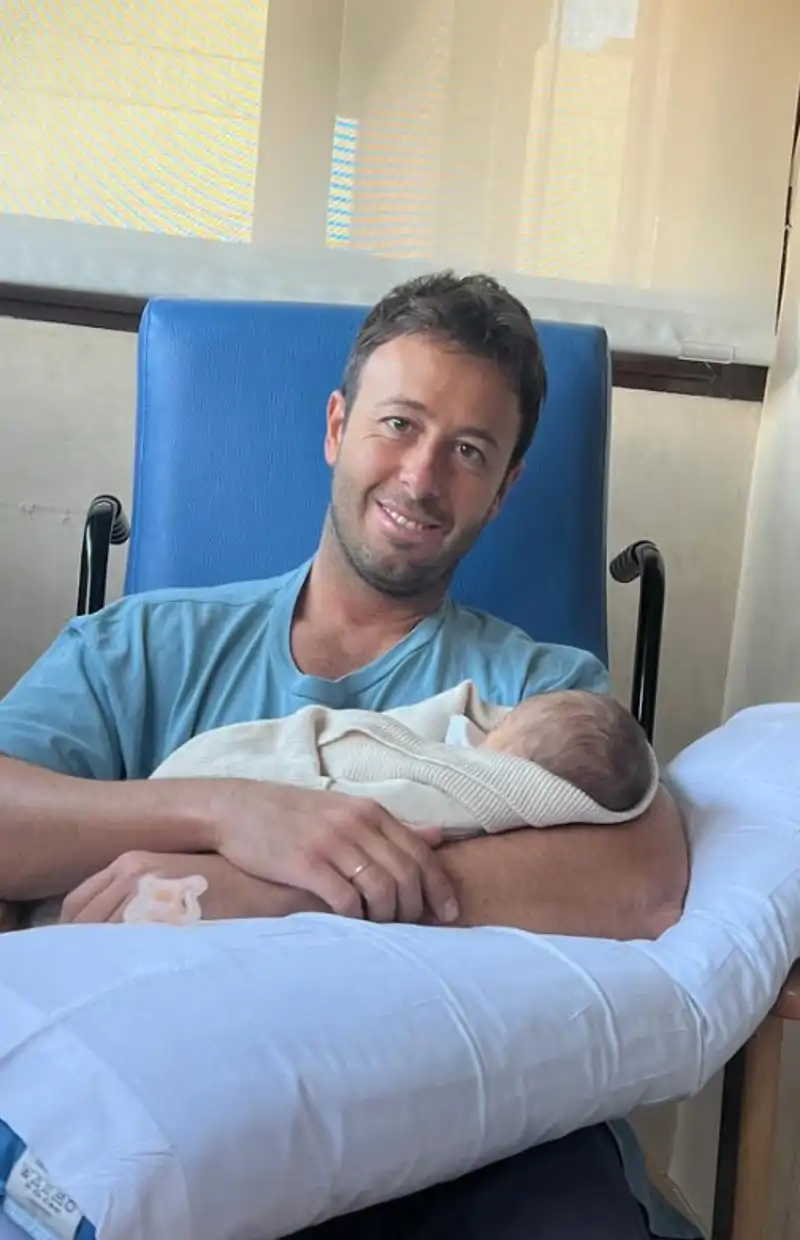 Matías Prats Jr. junto a su hijo en el hospital 