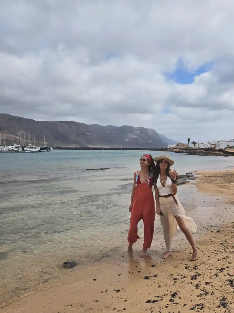 Sara Carbonero e Isabel Jiménez, en La Graciosa.