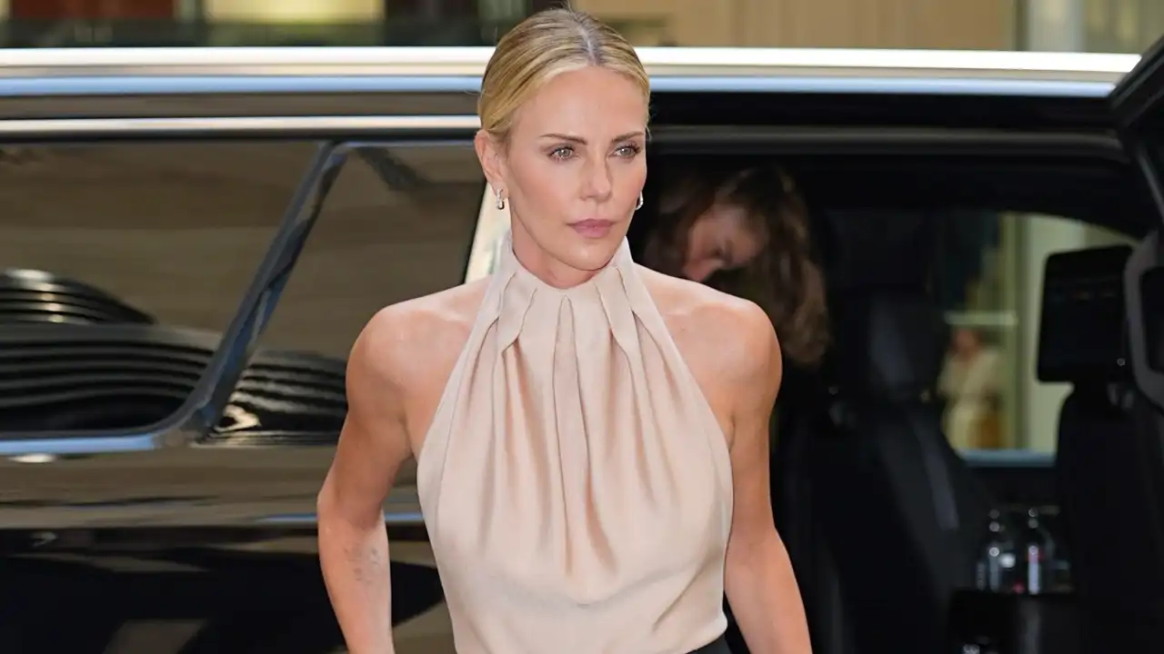 Acaban de llegar a Zara y ya están arrasando los tops de escote halter que Charlize Theron ha convertido en tendencia: elegantes, frescos y favorecedores
