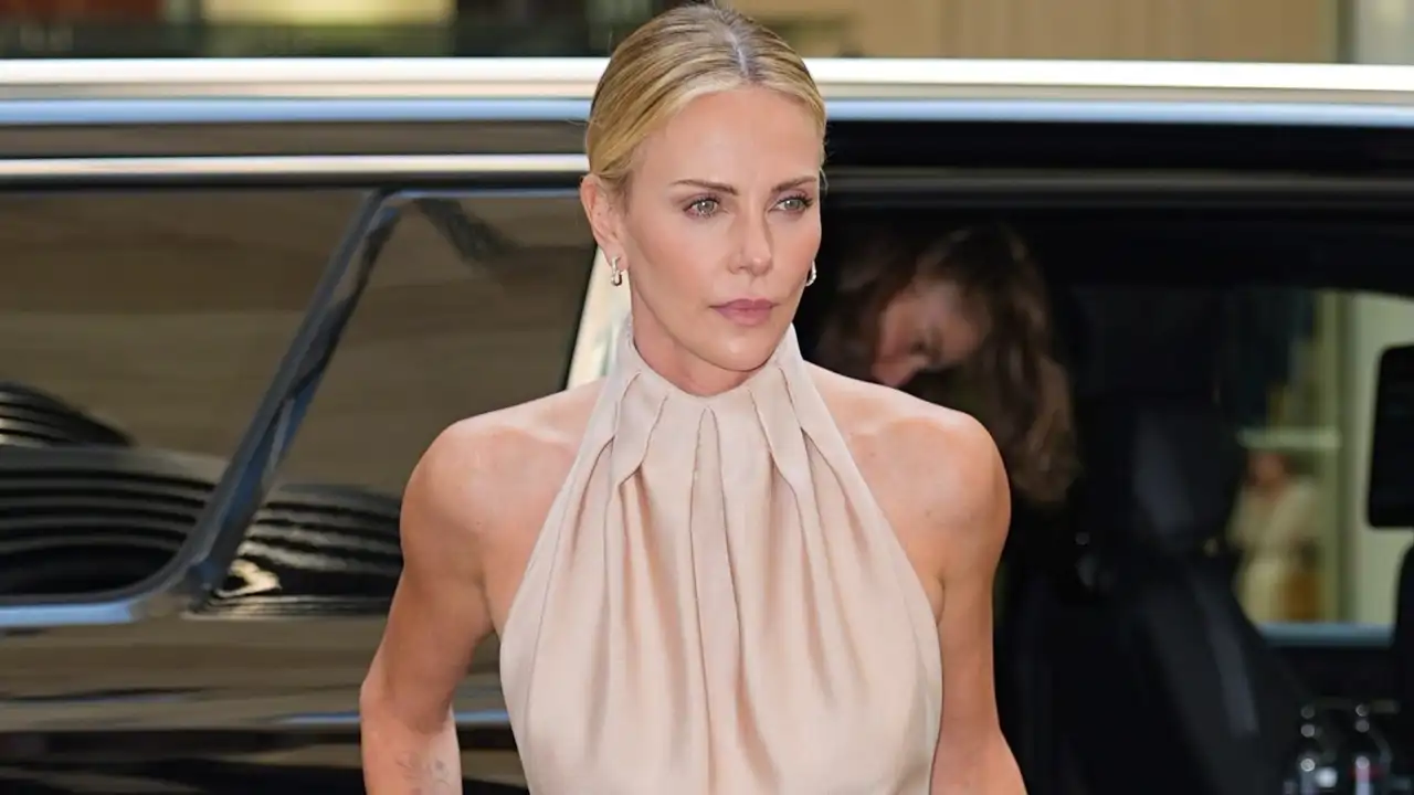 Acaban de llegar a Zara y ya están arrasando los tops de escote halter que Charlize Theron ha convertido en tendencia: elegantes, frescos y favorecedores