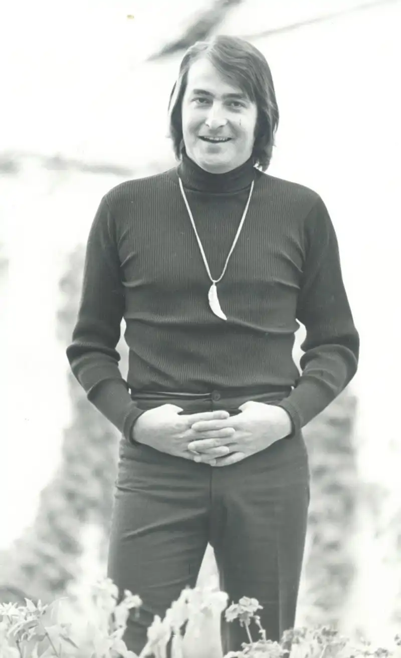 Nino Bravo, con su colgante favorito de cuerno