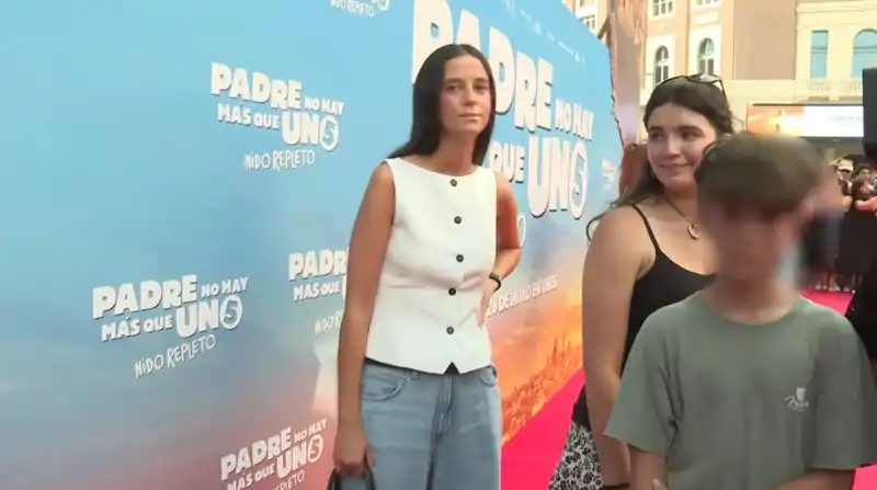 Vic se muestra incómoda con un rostro serio y el brazo en posición "de jarra"