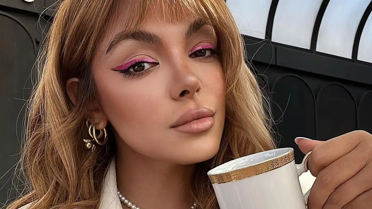 Antonela Bonazzola tomando café y con peinado espectacular