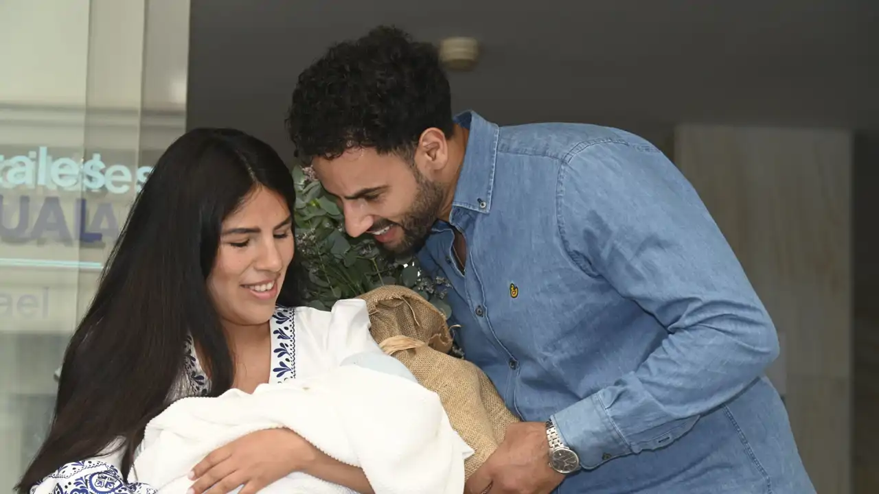 Asraf Beno e Isa Pantoja salen del hospital con su bebé