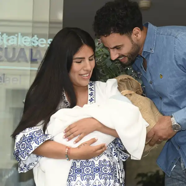 Asraf Beno e Isa Pantoja salen del hospital con su bebé
