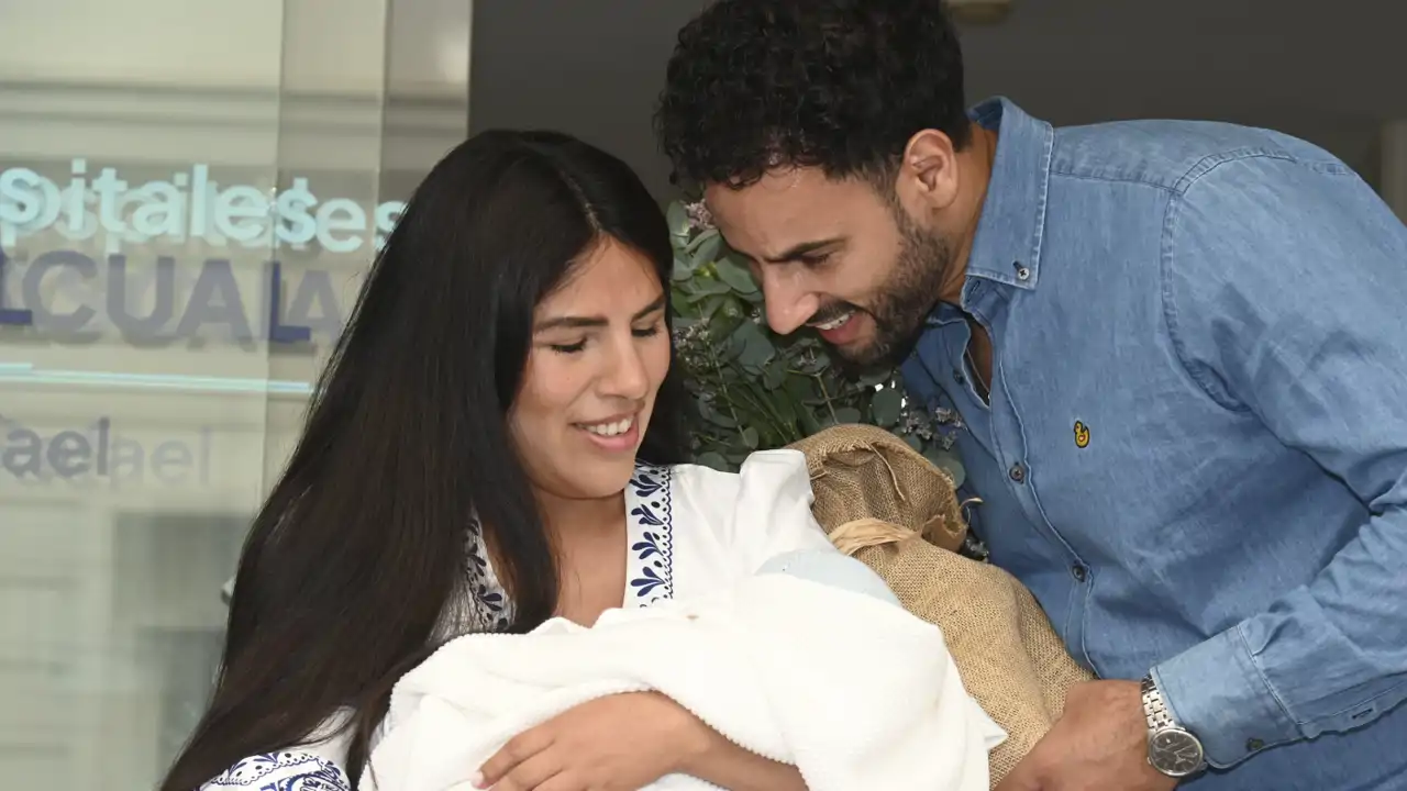Del tierno beso de Asraf a la dulzura de Isa Pantoja: el matrimonio abandona el hospital con su bebé tres días después del parto