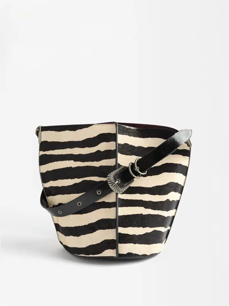 Bolso de hombro piel de Parfois 59,99 euros 