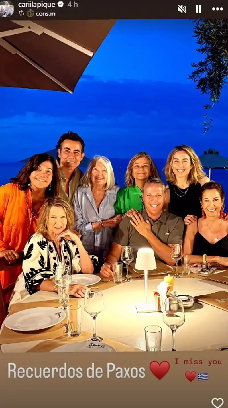 Cari Lapique junto a un grupo de amigos 