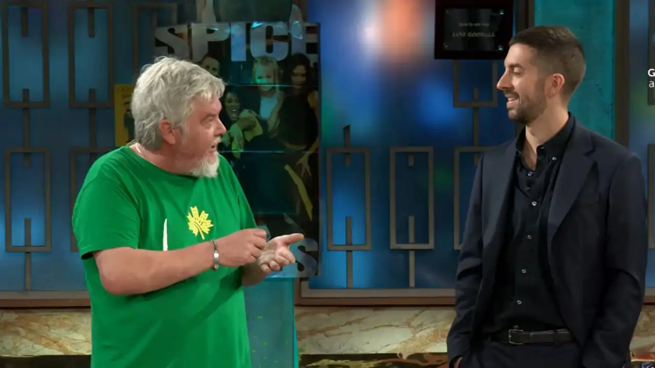 Javier Coronas interrumpe de manera inesperada en 'La Revuelta' con un claro objetivo, cambiar las preguntas clásicas del programa