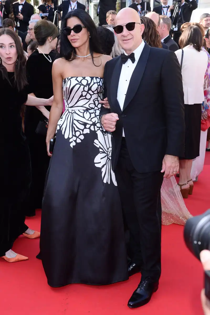 Jeff Bezos y Lauren Sanchez en una alfombra roja