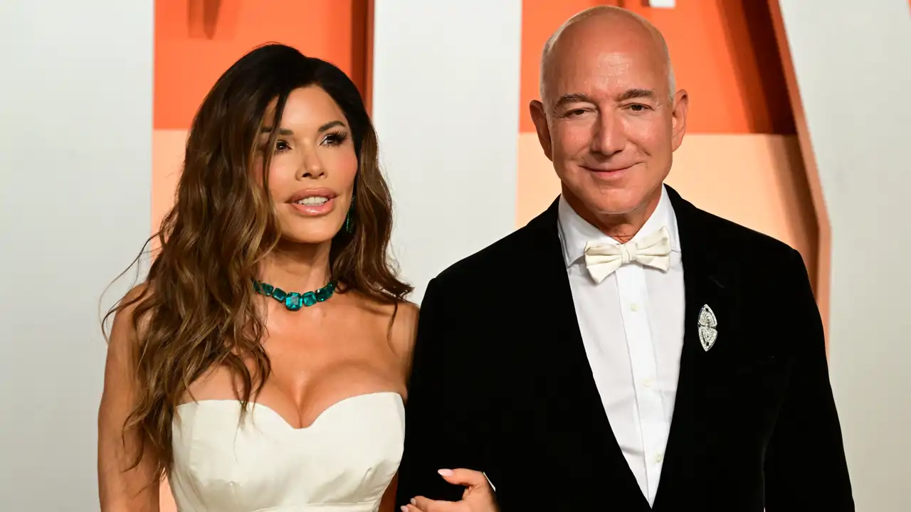 Jeff Bezos y Lauren Sanchez en una alfombra roja