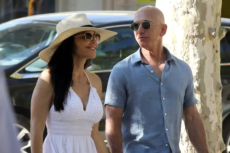 Jeff Bezos y Lauren Sanchez paseando