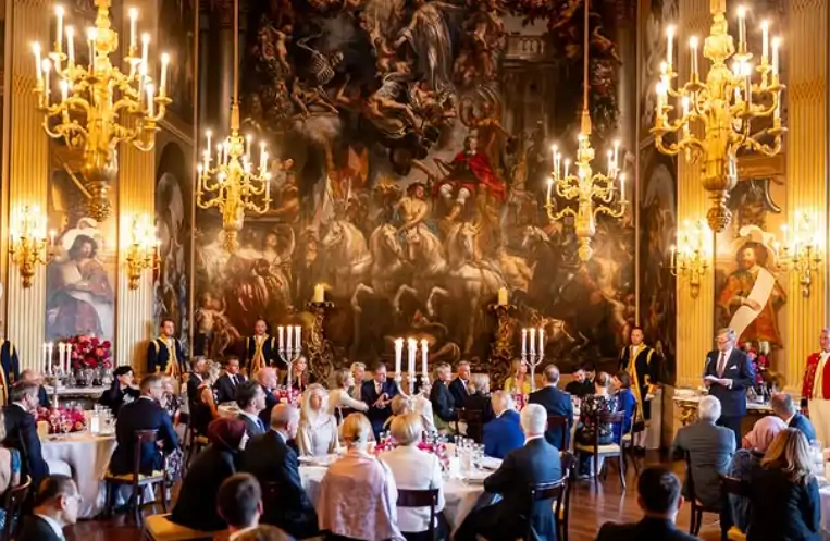 La majestuosa sala del Palacio Huis ten Bosch