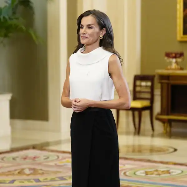 La Reina Letizia arrasa con su conjunto blanco y negro: top con cuello XL y la falda wrap que más estiliza 