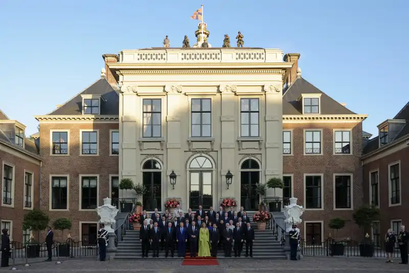 Los Reyes de Holanda reciben a los integrantes de la cumbre de la OTAN