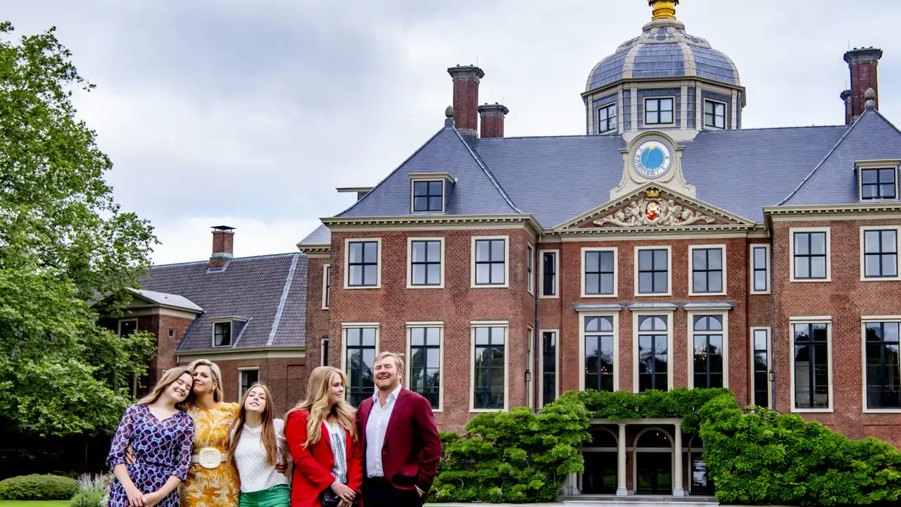 Entramos en el Salón Orange del Palacio Huis ten Boschm, residencia oficial de los Reyes de Holanda y escenario de la cena de la OTAN: majestuoso, repleto de arte e historia