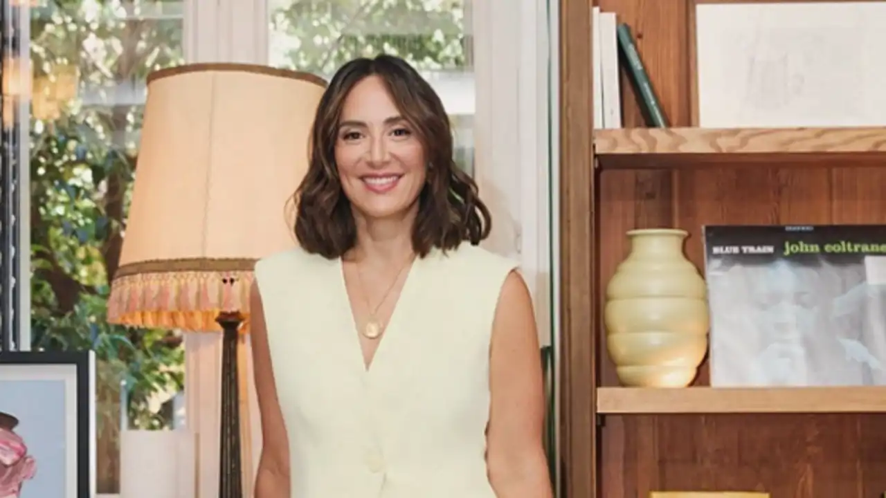 Tamara Falcó muestra la biblioteca palaciega de la casa de su madre, Isabel Preysler: un cuadro único, chimenea y centenares de libros
