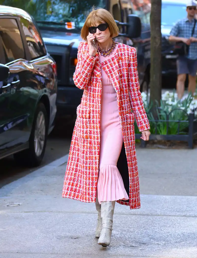 Anna Wintour con un total look rosa, con toques rojos