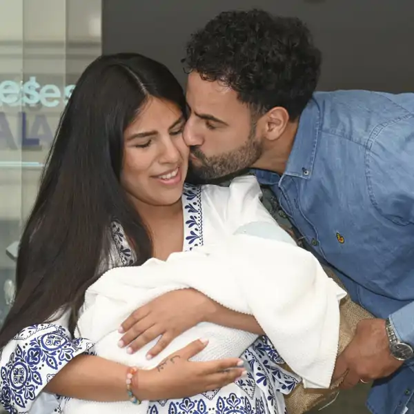 Asraf Beno besa a Isa Pantoja a la salida del hospital