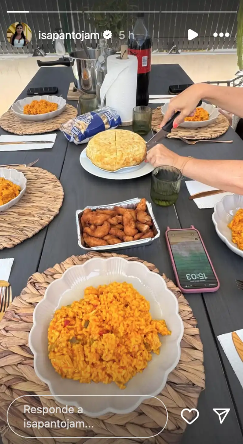 Isa Pantoja disfruta de una buena comida tras convertirse en madre