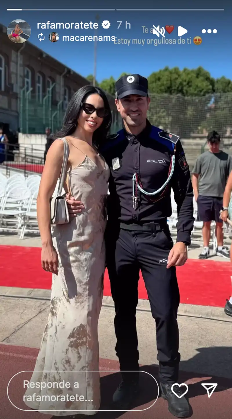 Rafa Mora junto a su novia Macarena tras convertirse en Policía