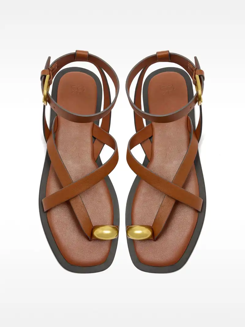 Sandalias de piel con tiras detalle metálico de Parfois 32,99 euros 