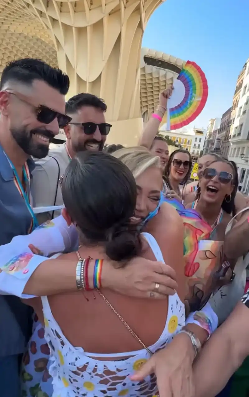 Anabel Pantoja y Belén Esteban se funden en un abrazo durante el Orgullo de Sevilla
