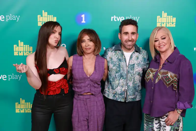 El trío de presentadores de 'La familia de la tele', Inés, María Patiño y Aitor Albizua junto a Belén Esteban.