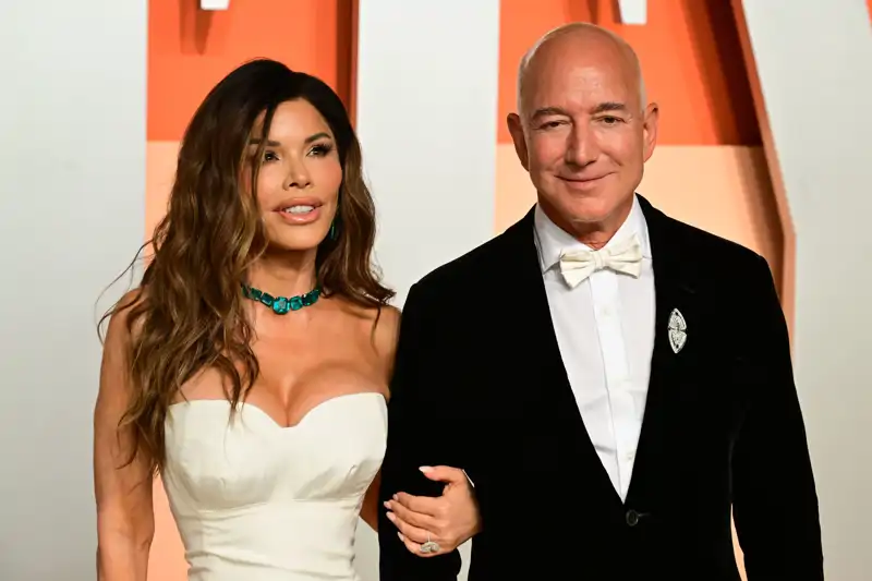 Jeff Bezos y Lauren Sanchez en una alfombra roja