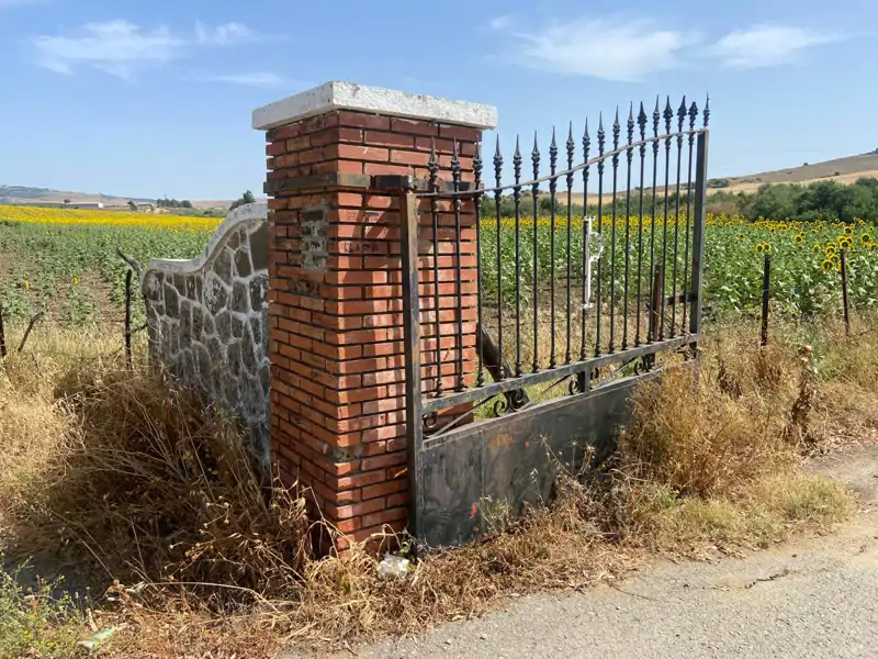 Las vallas de la finca, completamente oxidadas y con maleza