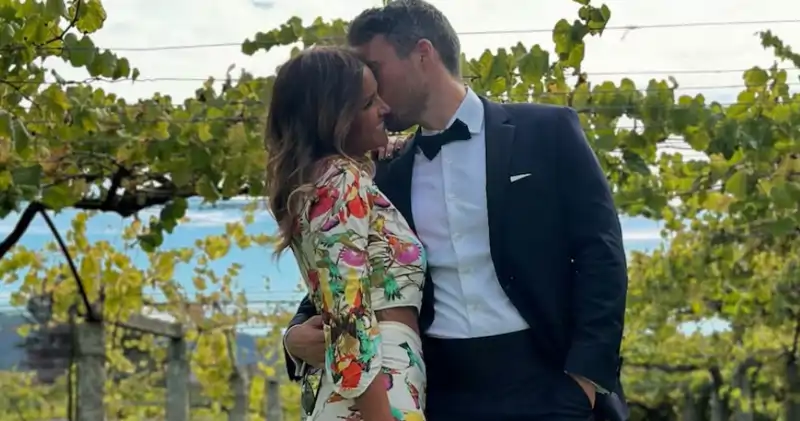 Marta López y Alejandro Huerta protagonizan un romántico beso