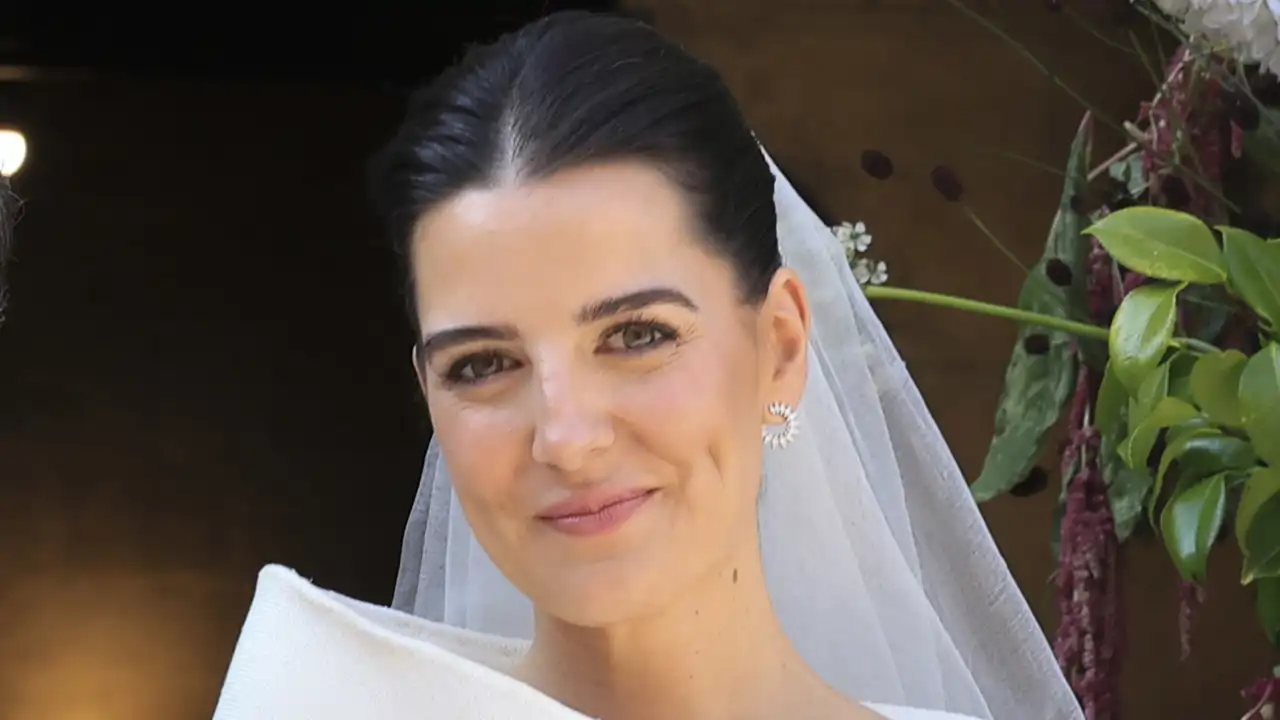 Ana de Miguel triunfa con su vestido de novia en su boda con Álvaro Aguiar: cuerpo corsé, un ‘falso abrigo’ y pendientes de su abuela