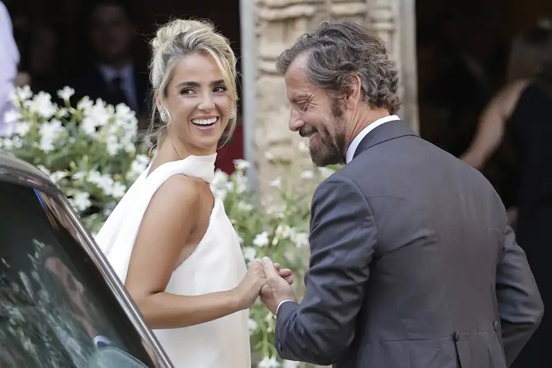 Paty Sánchez Flores llega a la iglesia con su padre