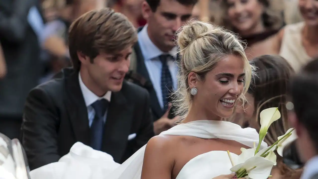 Paty Sánchez Flores deslumbra en su boda con su vestido de novia: escote luna, fular a modo de cola y la compañía de su padre Quique