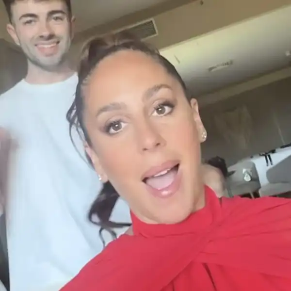 Anabel Pantoja arrasa con su vestido de invitada para una boda de verano: llamativo, original y con el peinado perfecto para el calor