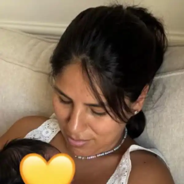 Isa Pantoja con su bebé